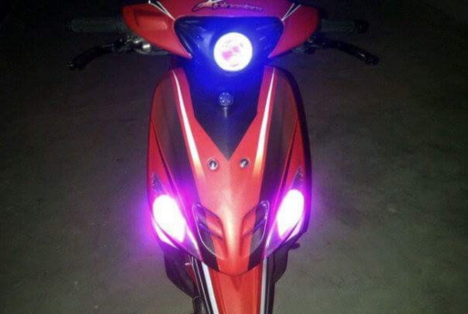 Cận cảnh đèn xenon độ trên xe máy, lắp chung với gương cầu phát sáng trong đêm - Ảnh: Trùng Dương