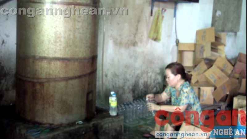 Dùng vòi cho nước giấm giả vào chai