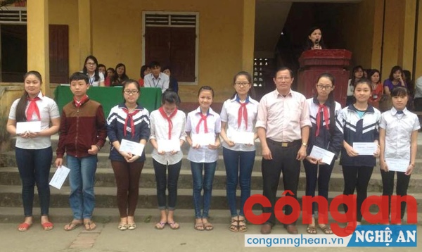  Em Ngô Kiều Anh (thứ 5 từ trái sang) tại buổi tuyên dương khi đạt giải Nhất cuộc thi viết “Thư gửi mẹ”