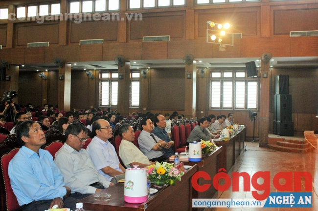 Các đại biểu tham dự triển lãm ảnh