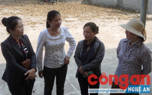 Bí thư Huyện ủy Quỳ Hợp (ngoài cùng bên trái) trao đổi với người dân xã Đồng Hợp