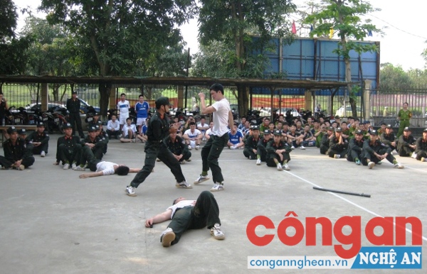  Lực lượng Cảnh sát Cơ động tập luyện võ thuật, kỹ chiến thuật