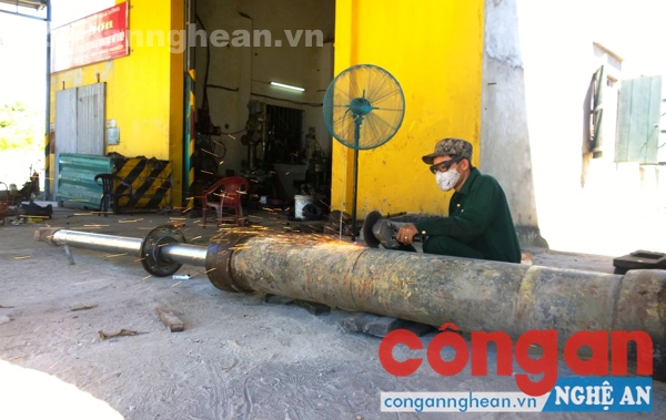 Anh Nguyễn Thanh Đông say sưa với công việc