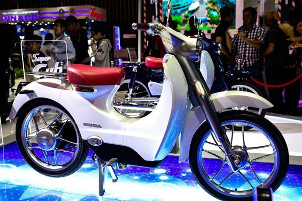  Honda Super Cub Concept được xem là hậu duệ hoàn hảo của dòng Cub lừng danh. Xe sở hữu màu xanh dương và ánh kim ngọc trai độc đáo.