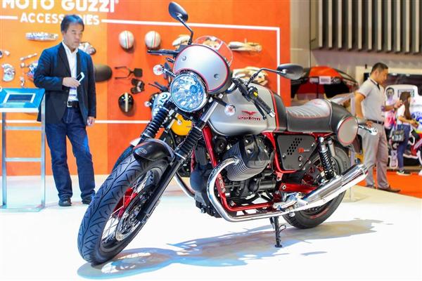 Chiếc Moto Guzzi V7 II Racer, một biến thể khác của dòng V7 II. Xe trang bị động cơ tương tự chiếc V7 II Stone. Như tên gọi, mẫu naked bike này có kiểu dáng lấy cảm hứng từ các dòng xe đua trong quá khứ.