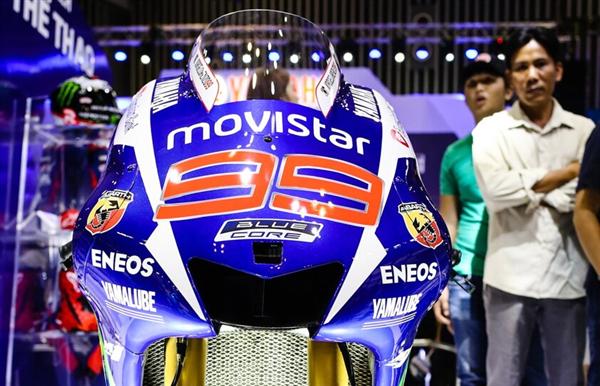 Yamaha YZR-M1 sử dụng động cơ 4 thì, 4 xi-lanh thẳng hàng, làm mát bằng dung dịch, dung tích 1.000cc kết hợp hộp số 6 cấp cho công suất 245 mã lực và tốc độ tối đa 340 km/h.