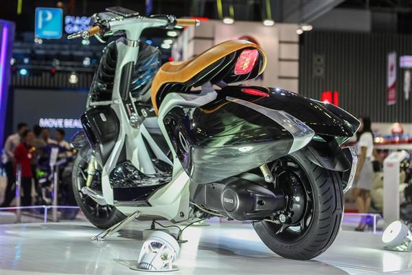 Hệ khung sườn của 04Gen được bao phủ bởi dàn vỏ có thể nhìn xuyên thấu các kết cấu bên trong. Lớp sơn 3D với cảm hứng từ bộ lông vũ của chim thiên nga. Lớp sơn đặc biệt tạo cảm giác như thân xe được chạm khắc nổi.