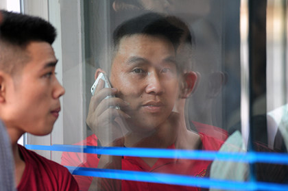  Người ở trong, người ở ngoài đều hồi hộp, háo hức chờ mua tiền