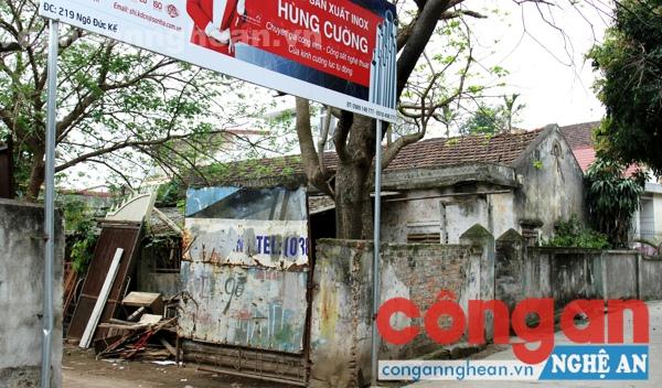  Địa thế được cho là đình làng xưa, giờ trở thành phế tích giữa lòng phố