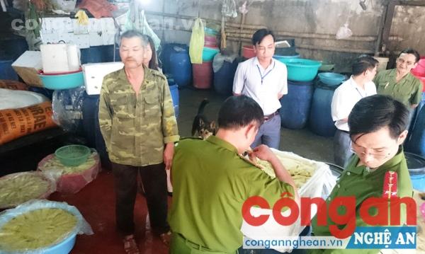 Lực lượng chức năng kiểm tra cơ sở chế biến, kinh doanh măng của ông Dương Văn Lợi