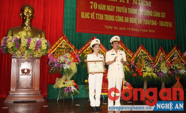 Thừa ủy quyền của Thủ tướng Chính phủ, đồng chí Nguyễn Tiến Dần, PGĐ Công an tỉnh trao Bằng khen của Thủ tướng chính phủ tặng Đội Cảnh sát QLHC về TTXH Công an huyện Hưng Nguyên