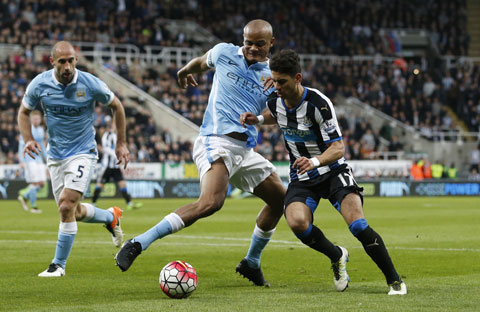  Hòa Newcastle, Man City giữ vững