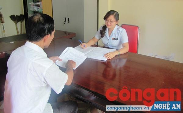 Cán bộ Thanh tra tỉnh tiếp nhận đơn tố cáo của người dân