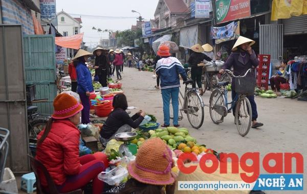 Người dân biến lòng đường thành chợ