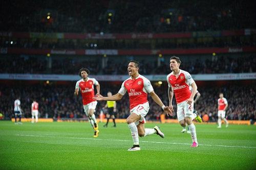 Sanchez đã có hiệp 1 bùng nổ với cú đúp vào lưới West Brom