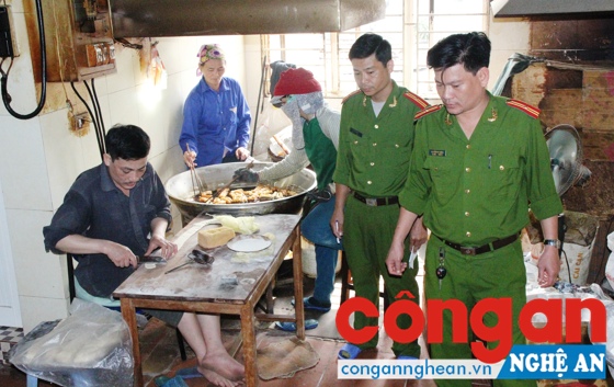 Trong thời gian gần đây, lực lượng Cảnh sát Môi trường Công an Nghệ An đã tấn công mạnh vào các cơ sở kinh doanh, chế biến thực phẩm không đảm bảo VSATTP (Trong ảnh: Một cơ sở sản xuất quẩy sử dụng chất phụ gia không rõ nguồn gốc bị Cảnh sát Môi trường phát hiện) - Ảnh: Mai Hậu