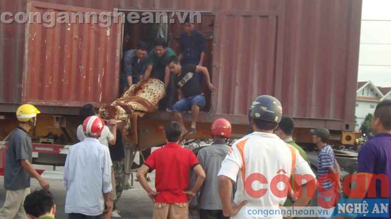 Dù được người dân cấp cứu nhưng tài xế không qua khỏi