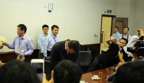 Ông Chu Xuân Phàm cúi đầu xin lỗi trong những phút cuối của cuộc họp báo