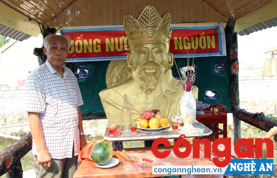 Ông Hà bên bức tượng vua Hùng hoàn thành đúng vào dịp giỗ Tổ (10/3)