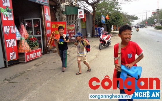 Không có vỉa hè nên học sinh Trường Tiểu học Hưng Chính phải đi bộ dưới lòng đường