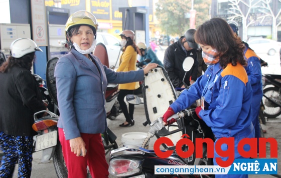 Lao động nữ của Công ty Petrolimex trong giờ lao động