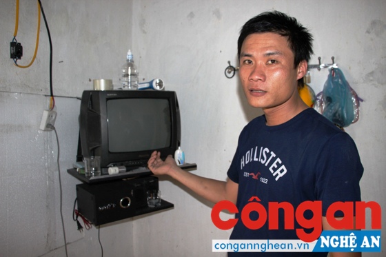 Người dân bên thiết bị điện bị cháy 