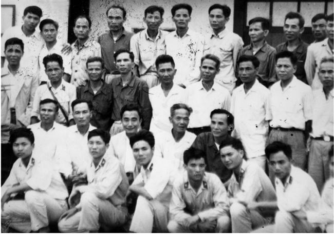 Lãnh đạo Ty Công an Nghệ An chụp ảnh lưu niệm với CBCS                                                                                         trước khi lên đường chi viện cho An ninh miền Nam 