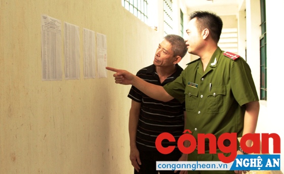 Cán bộ Trại Tạm giam hướng dẫn bị can, bị án tìm hiểu về công tác bầu cử