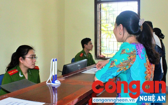 Cán bộ Đội Tham mưu làm thủ tục thăm gặp cho thân nhân của phạm nhân
