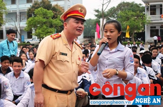 Lực lượng Cảnh sát Giao thông tiếp nhận câu hỏi và giải đáp cho học sinh về Luật Giao thông đường bộ