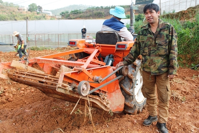 Anh Phạm Minh Thành bên máy đào khoai tây.
