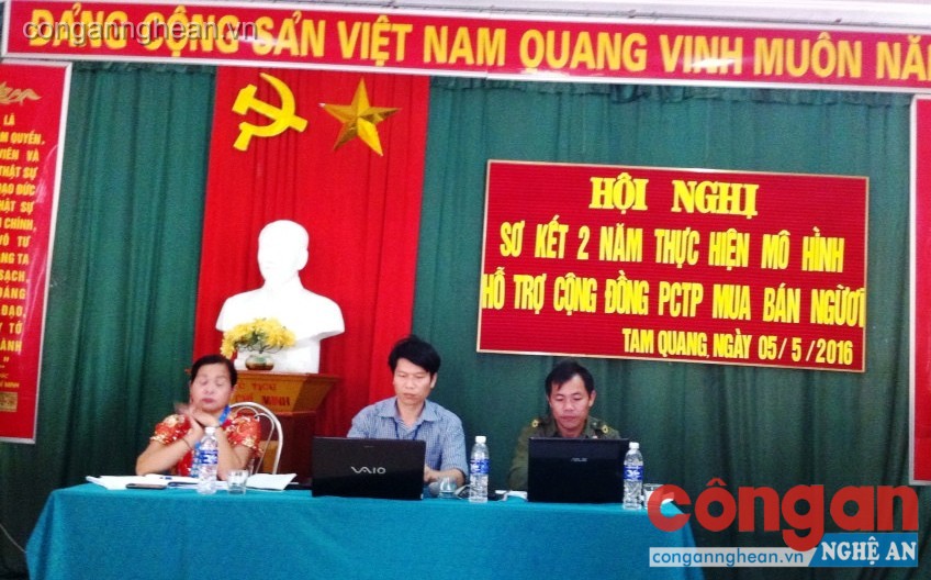 Các đại biểu chủ trì hội nghị