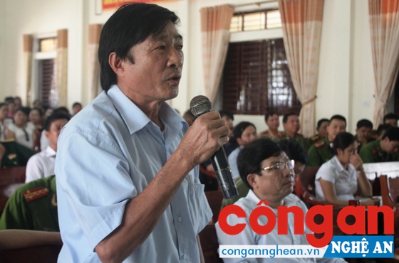 Cử tri trình bày các kiến nghị tại hội nghị