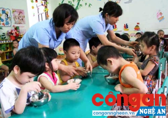 Đảm bảo bữa ăn đầy đủ dinh dưỡng và VSATTP là vấn đề được quan tâm nhất trong các trường học có bếp ăn bán trú hiện nay