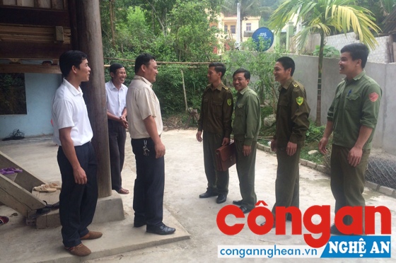  Ban Công an xã Châu Phong phối hợp với các tổ chức, đoàn thể xuống tận nhà dân để trao đổi, phổ biến công tác đảm bảo ANTT trước ngày bầu cử đại biểu HĐND các cấp