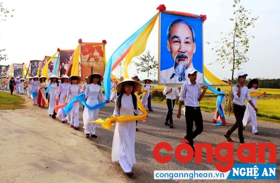 Rước ảnh Bác Hồ - một trong những hoạt động của Lễ hội Làng Sen 2016