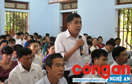 Cử tri phát biểu ý kiến tại hội nghị