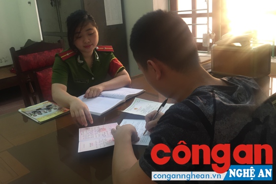  Cán bộ trực ban Công an phường Hồng Sơn hướng dẫn các thủ tục hành chính cho người dân