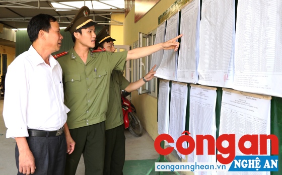 Các lực lượng kiểm tra các điểm niêm yết danh sách cử tri, đại biểu ứng cử