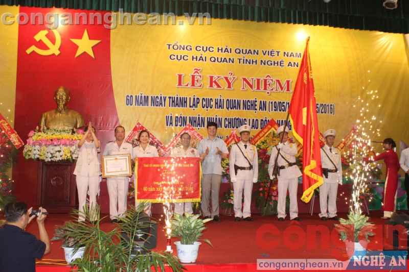 Trao Huân chương lao động Hạng 3 cho Cục Hải quan Nghệ An