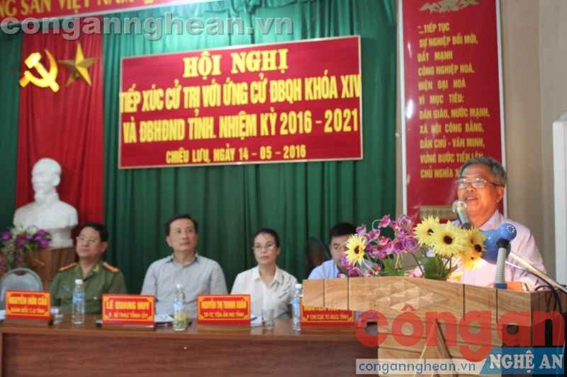 Đại diện các cử tri trao đổi với các ứng cử viên