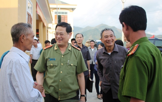 Đồng chí Đại tá Nguyễn Hữu Cầu, Ủy viên Ban Thường vụ Tỉnh ủy, Bí thư Đảng ủy, Giám đốc Công an tỉnh, ứng cử viên đại biểu Quốc hội gặp gỡ, lắng nghe tâm tư, nguyện vọng của cử tri