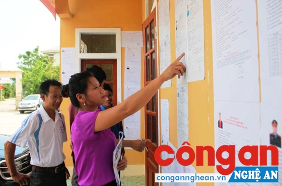 Cử tri xem tóm tắt tiểu sử, quá trình công tác của các ứng cử viên