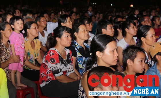 Đông đảo cán bộ chiến sỹ và bà con nhân dân tham dự chương trình.