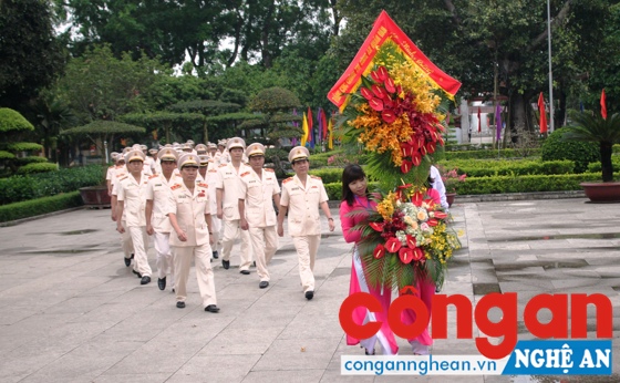 Dâng hoa, dâng hương tại Khu di tích Kim Liên