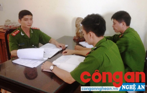 Đại úy Lê Xuân Đồng cùng cán bộ Công an phường họp bàn biện pháp đấu tranh với tội phạm