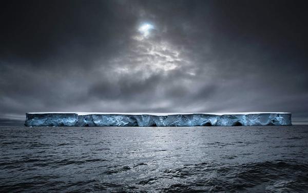 The Spaceship, Antarctica - Tác giả: Massimo Rumi