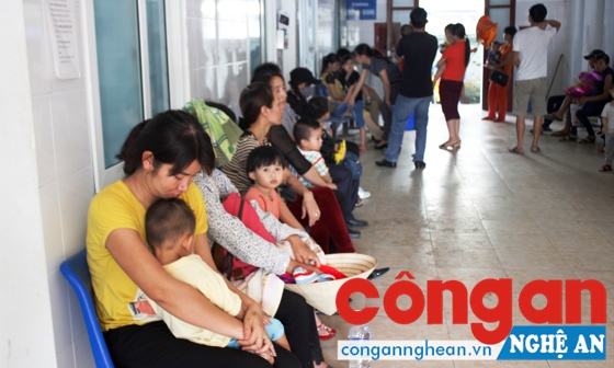  Giao quyền tự chủ cho bệnh viện công lập đòi hỏi phải nâng cao chất lượng khám, chữa bệnh (Ảnh chụp tại Bệnh viện Sản - Nhi Nghệ An)