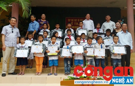 Nhà báo Ngô Văn Hiền, Phó tổng biên tập tạp chí Dạy học ngày nay và các thành viên trong đoàn trao học bổng và quà cho các em học sinh trường TH vĩnh thành và trường THPT Phan Đăng Lưu.