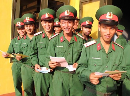   Các chiến sĩ trẻ háo hức chờ đến lượt bỏ phiếu. Ảnh: QĐND